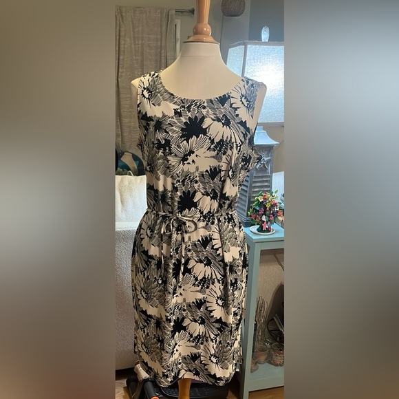 LOFT Dresses & Skirts - LOFT B&W Knit Sleeveless Dress Size L/10-12